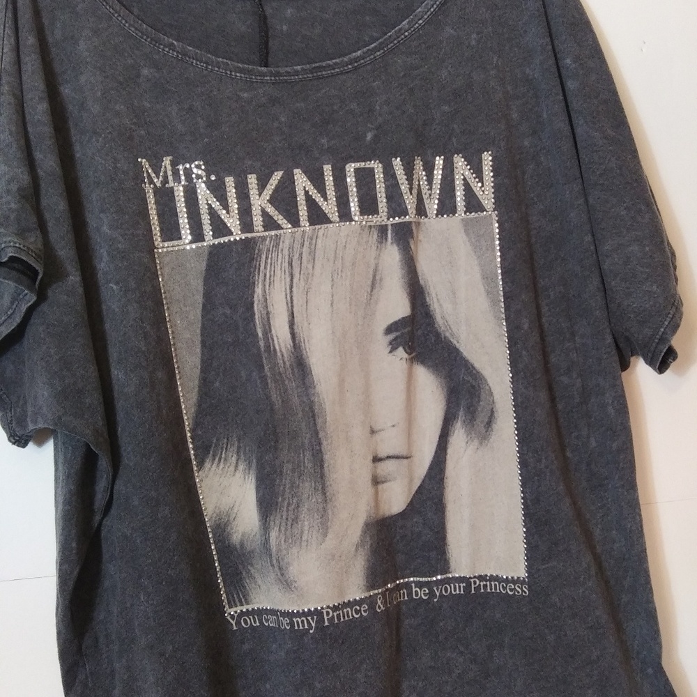 JANETTE PLUS MRS.UNKNOWN GRAPHIC TEE